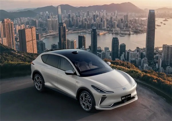 奔馳AMG C 43上市|智己LS7煥新版正式發布|豐田bZ5開啟交付