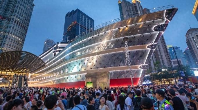 感受上海最新地標LV巨輪的人流量