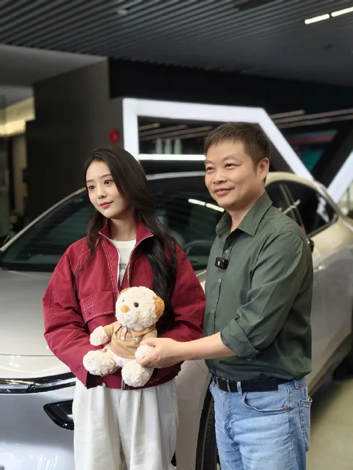 短劇女王徐藝真購入小鵬G7 副總裁發文見證交付 短劇女王徐藝真購入小鵬G7 副總裁發文見證交付