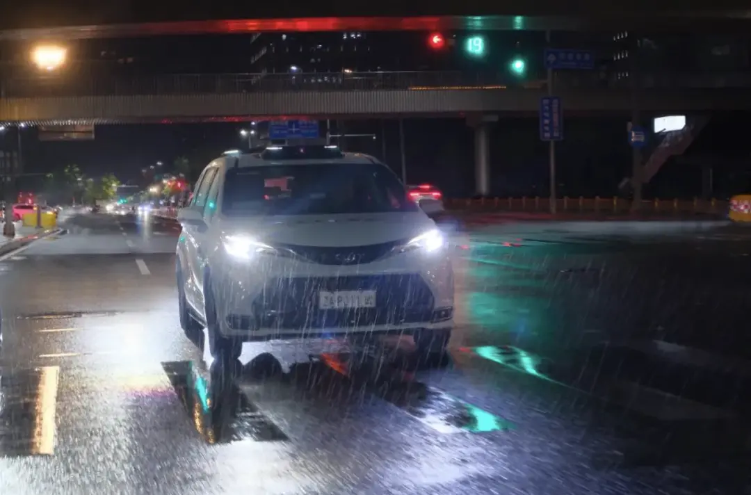 小馬智行正式開啟北京、廣州、深圳7×24無人駕駛測(cè)試 Pony.ai小馬智行微信公眾號(hào)介紹夜間自動(dòng)駕駛過程