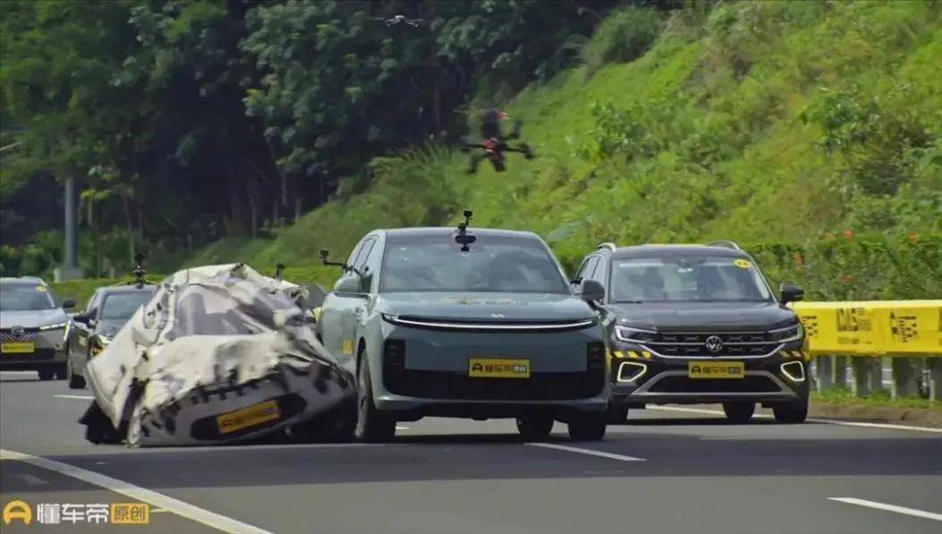 36車智駕測(cè)試全軍覆沒(méi),誰(shuí)該為“自動(dòng)駕駛幻覺(jué)”買(mǎi)單?