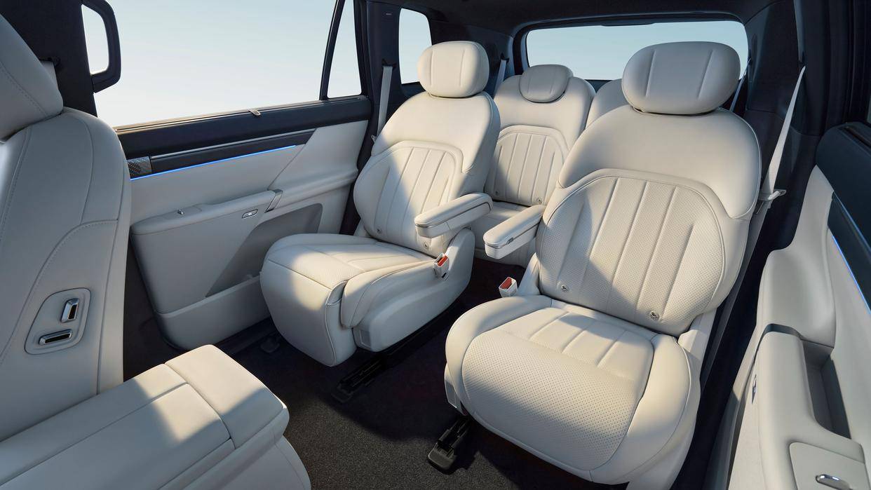 17.36萬起,2026款東風奕派eπ008上市,高通8295P芯片+3C快充