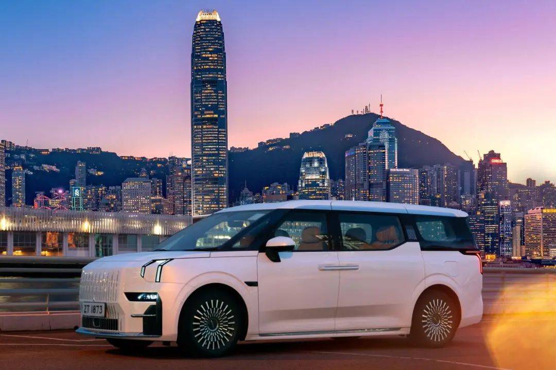 日系豪華已成過去,香港車圈頂流非極氪 009 莫屬