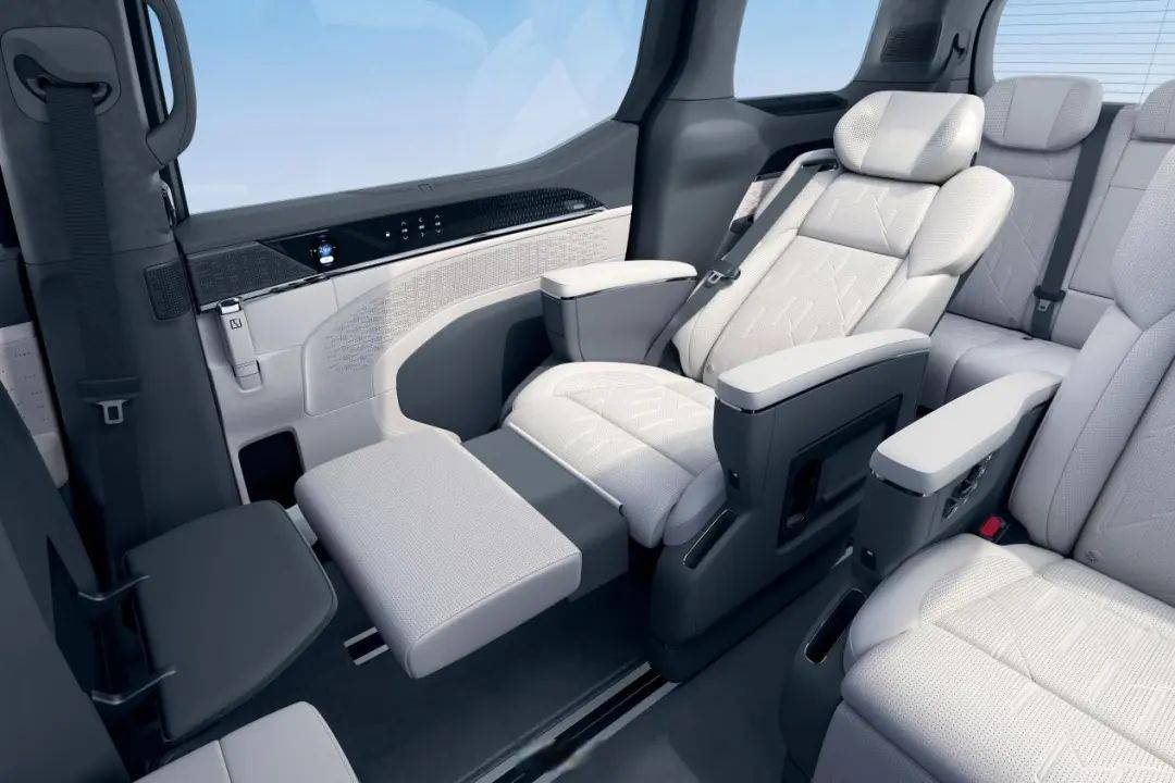 日系豪華已成過去,香港車圈頂流非極氪 009 莫屬