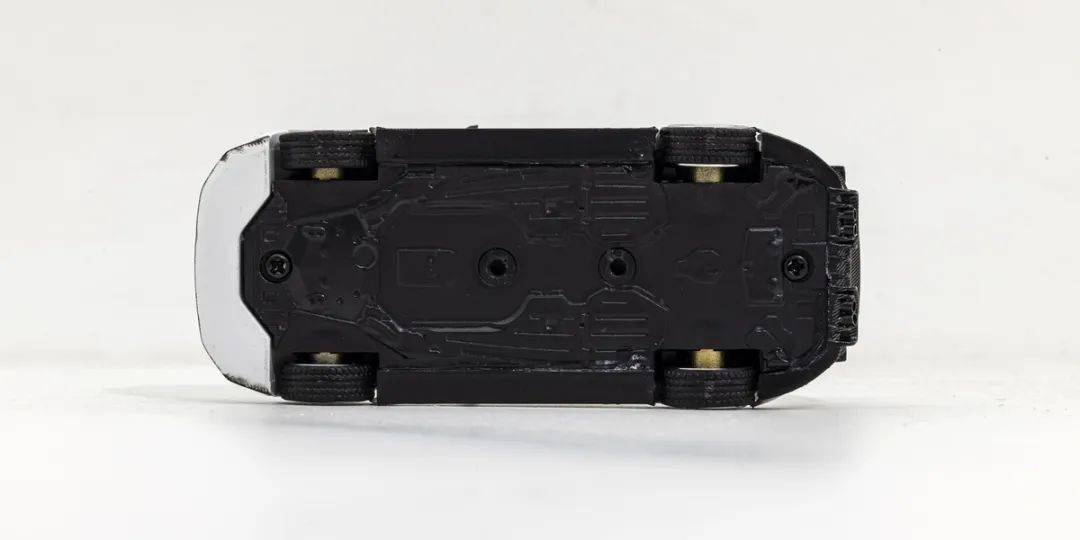 ADRO的設計團隊由前奔馳設計師Davis Lee領銜,旨在修正原廠M4爭議性的“大嘴中網”設計