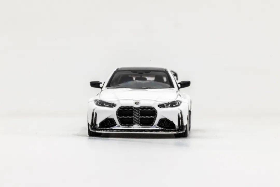 ADRO的設計團隊由前奔馳設計師Davis Lee領銜,旨在修正原廠M4爭議性的“大嘴中網”設計