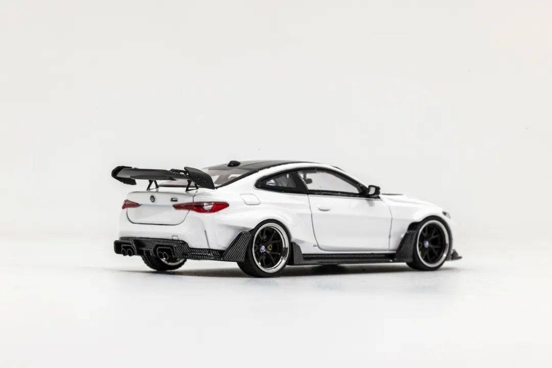 ADRO的設計團隊由前奔馳設計師Davis Lee領銜,旨在修正原廠M4爭議性的“大嘴中網”設計