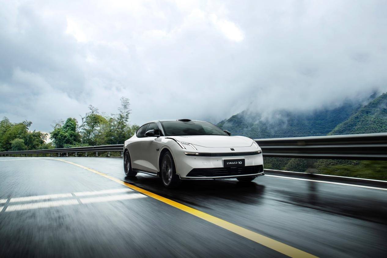 星睿AI云動力2.0加持 領(lǐng)克10 EM-P預(yù)售19.2萬起