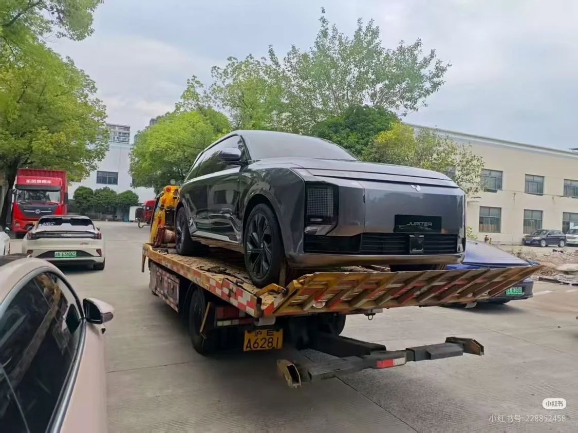 極越09中大型SUV實車曝光:配像素大燈 網友表示像理想 極越09中大型SUV實車曝光:配像素大燈 網友表示像理想