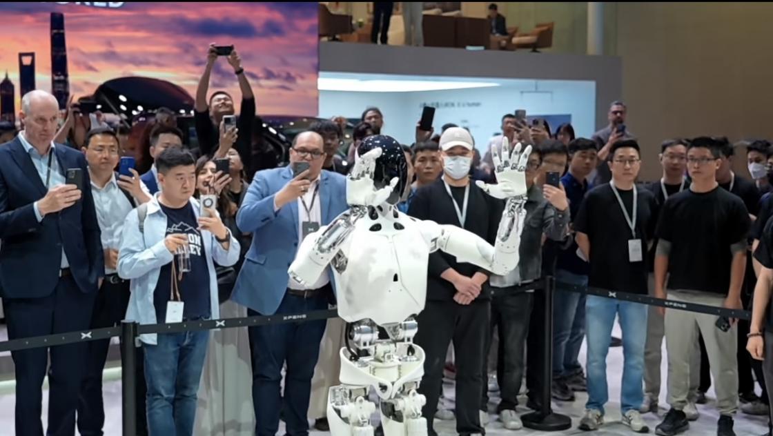 汽車行業的競爭焦點從燃油時代的內燃機,到電動化的核心“三電系統”,再到以AI為核心的智能化領域,企業對頂尖人才的渴求始終如一 何小鵬的“英雄帖”